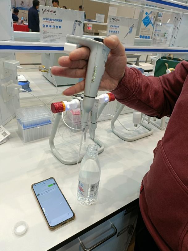 触摸科技脉搏，启迪创新思维——我院组织学生参观2023年第十一届华中科教仪器与技术装备展览会